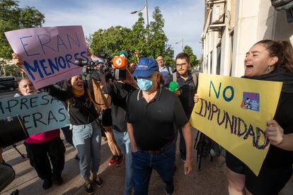 El empresario J.C.A (en el centro) condenado por cinco delitos de prostitución de menores, a su llegada a la vistilla para decidir sobre la suspención de la pena de prisión, este lunes en el Palacio de Justicia de Murcia.