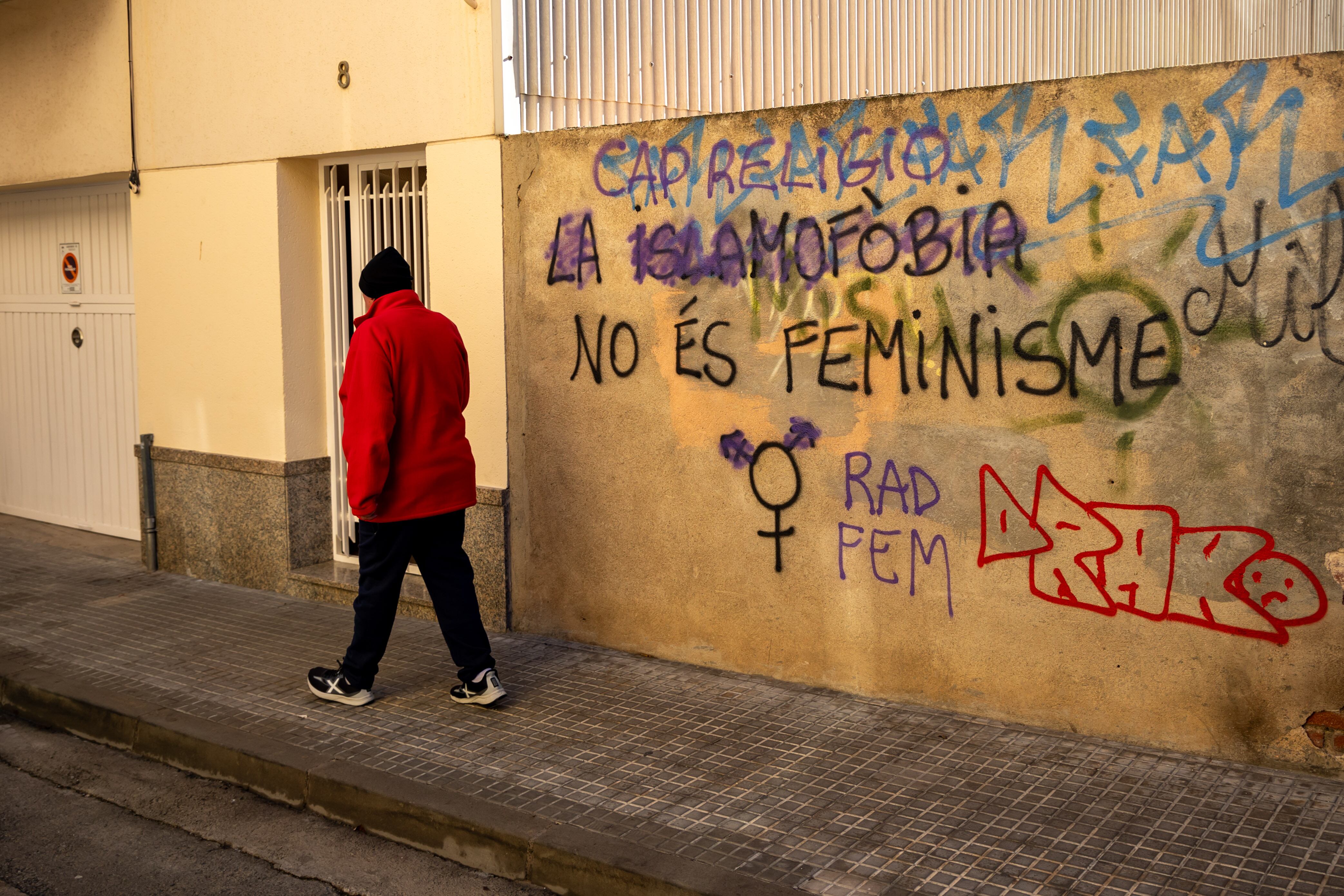 Pintada contra la islamofobia en una calle de Calella. 