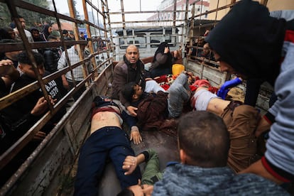 Un grupo de heridos son trasladados al hospital de Nasser en Jan Yunis, este martes.