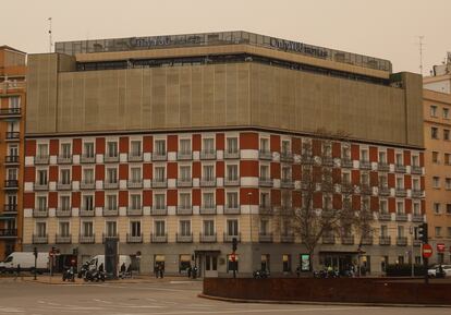 La fachada del Hotel Only You junto al ático de Ignacio Sánchez, a la derecha.