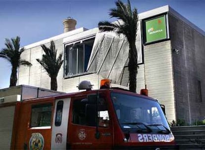 La explosión destrozó una de las ventanas y abrió violentamente la puerta de la subestación, tapada por el camión de bomberos.