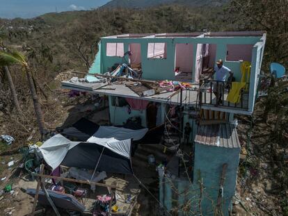 Ramón Loya en los escombros de la casa de sus familiares destruida por el huracán 'Otis', en Pie de la Cuesta, en el Estado de Guerrero (México), el 1 de noviembre. 