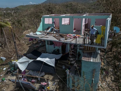 Ramón Loya en los escombros de la casa de sus familiares destruida por el huracán 'Otis', en Pie de la Cuesta, en el Estado de Guerrero (México), el 1 de noviembre. 
