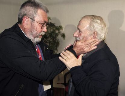 El secretario general de UGT, Cándido Méndez (i), saluda al secretario general e histórico dirigente José Ángel Fernández Villa (d), que renunció por motivos de salud tras 36 años en el cargo, a su llegada al Congreso Extraordinario del Sindicato de los Obreros Mineros de Asturias (SOMA-FITAG-UGT) celebrado hoy en la Casa del Pueblo de Mieres, en 2013.