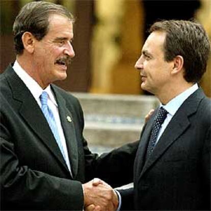 Vicente Fox (izquierda) saluda a José Luis Rodríguez Zapatero en la residencia presidencial de Los Pinos.