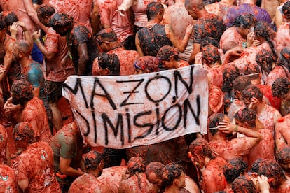 Un participante sostiene una pancarta con el lema "Mazón dimisión".
