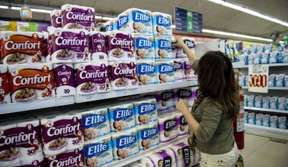 Una mujer compra papel higiénico en un supermercado de Santiago.