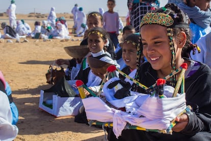 As mulheres são encarregadas de praticamente toda a vida social e econômica nos campos de refugiados. Transformaram os assentamentos em grandes núcleos urbanos organizados, limpos e solidários, que acolhem os milhares de cooperantes que anualmente visitam a região para oferecer ajuda e entender melhor a situação do conflito. As crianças e os idosos respeitam profundamente as decisões das mulheres, e são elas que mantêm o discurso de uma solução pacífica para o conflito, com muita esperança nas Nações Unidas e no Governo espanhol, a antiga potência colonial.