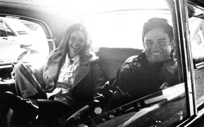 Johnny Cash fotografiado junto a su mujer, June Carter, en el interior de una limusina en Ámsterdam, en 1972.