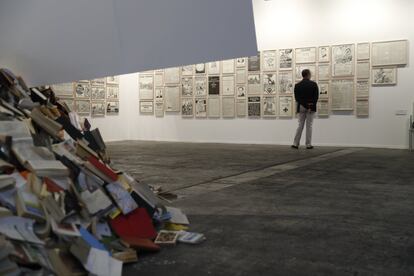 Un visitante se detiene a observa una de las obras que conforman el stand de El País en Arco.