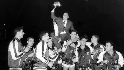 Ferrándiz es llevado en hombros tras ganar la Copa de Europa de 1961.