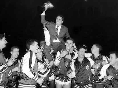 Ferr&aacute;ndiz es llevado en hombros tras ganar la Copa de Europa de 1961.