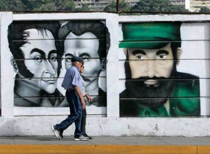 Instantánea de un mural en el que podemos ver representado a Castro junto a los héroes revolucionarios Simón Bolivar y José Martí.