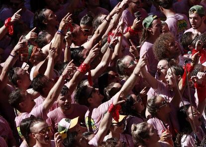 Miles de personas celebran el inicio de las Fiestas de San Fermín 2016 tras el lanzamiento del tradicional Chupinazo desde el balcón del Ayuntamiento de Pamplona.