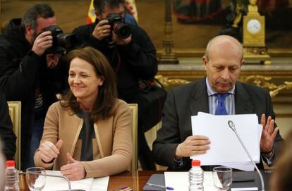 La secretaria de Estado de Educaci&oacute;n, Montserrat Gomendio, junto al ministro Wert, en la conferencia sectorial de marzo. 