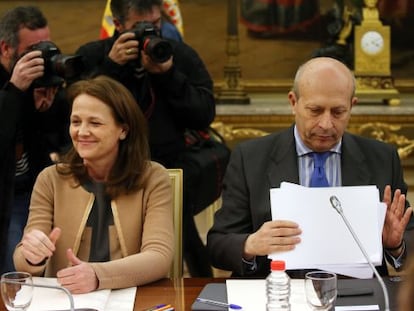 La secretaria de Estado de Educaci&oacute;n, Montserrat Gomendio, junto al ministro Wert, en la conferencia sectorial de marzo. 