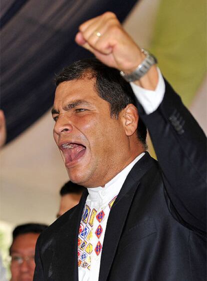 El presidente ecuatoriano, Rafael Correa, celebra con sus seguidores la victoria en el referéndum constitucional