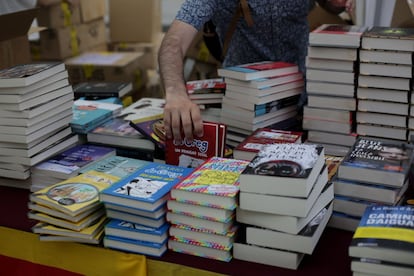 Un llibreter col·loca exemplars durant la festa de Sant Jordi a Barcelona