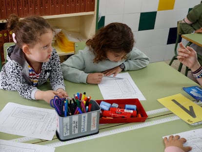 Dos niños asisten a clase, en el primer día sin mascarilla en las aulas en el CEIP Mario Benedetti de Madrid.