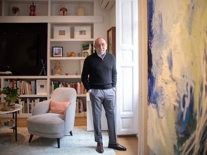 El coleccionista de arte, Dani Levinas, en su domicilio de Madrid, en marzo de 2023.