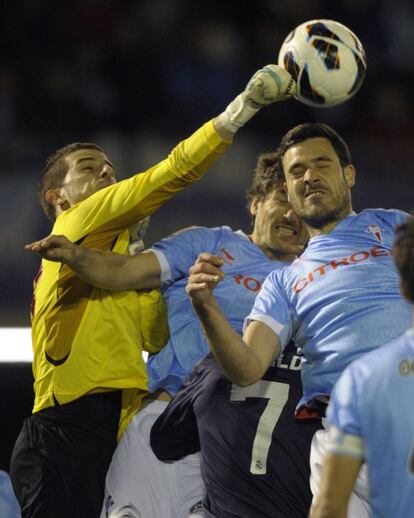 Javi Varas despeja ante Mario Bermejo y Tunez.