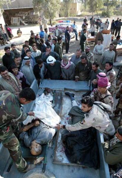 Cadáveres de víctimas del atentado de ayer en el hospital de Mahmudiya.