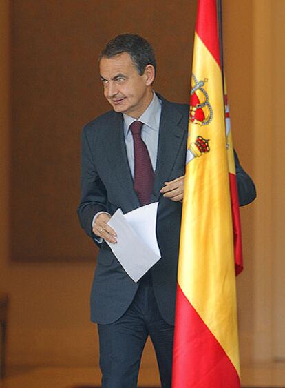 Zapatero acude a su comparecencia en La Moncloa.