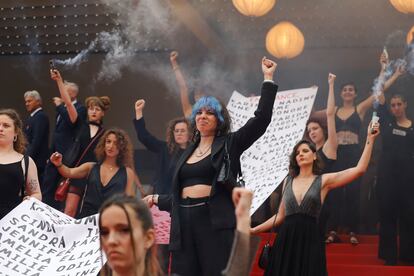 Integrantes del movimiento feminista francés Les Colleuses sostienen este domingo una pancarta con los nombres de las 129 mujeres asesinadas en Francia a consecuencia de la violencia machista desde el anterior Festival de Cannes, antes del pase de la película 'Holy Spider' ("araña sagrada, en inglés"). 