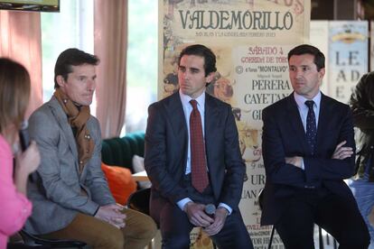 De izquierda a derecha, Diego Urdiales, Juan Ortega y el alcalde de Valdemorillo, Santiago Villena, en el acto de presentación de la feria.