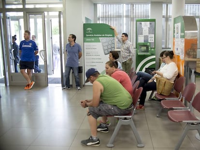 Varias personas esperan su turno en la oficina de empleo de la localidad de Dos Hermanas, en Sevilla.