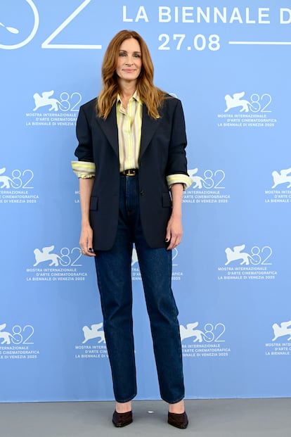 Julia Roberts tiene muchas papeletas para que su nombre sea uno de los grandes protagonistas de la próxima temporada de premios. La crítica ha elogiado su papel en el thriller 'Caza de Brujas', estrenado hace unos días en Festival de Cine de Venecia, y su paso por el certamen también nos ha recordado por qué es uno de los grandes iconos de Hollywood más allá de la gran pantalla. Durante el 'photocall' de la película dirigida por Luca Guadagnino y después de aterrizar en Venecia llevando un cárdigan con la cara del director, Roberts apareció con el primer look de Dario Vitale para Versace. El interés por la chaqueta, la camisa de rayas y el vaquero recto ideados por el nuevo director creativo de la firma italiana se multiplicó después de que decidiera acceder a la petición de su colega Amanda Seyfried (Los miserables) y prestarle el look para su correspondiente photocall en el mismo festival. Ambas comparten estilista: Elizabeth Stewart, una de las más codiciadas de las colinas de Los Ángeles.
