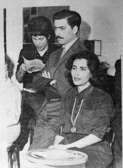 Mario Vargas Llosa y su esposa, Julia Urquidi, en París en 1961.