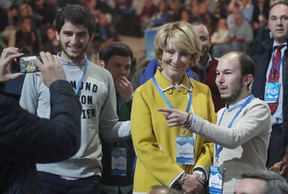 Esperanza Aguirre se deja fotografiar en el primer día del congreso.