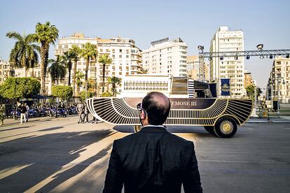 Al Sisi, presidente y mariscal egipcio, en el desfile más pintoresco y macabro que se recuerda.