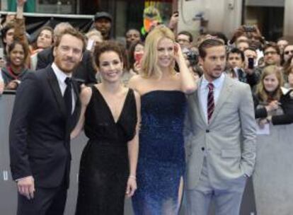 El actor irlandés Michael Fassbender (i), la actriz sueca Noomi Rapace (2i), la actriz sudafricana Charlize Theron (2d) y el actor estadounidense Logan Marshall-Green (d) a su llegada al prestreno de Prometheus en Londres, el pasado mes de mayo. EFE/Archivo