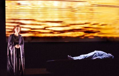 Waltraud Meier (Isolda) y Ben Hepper (Trist&aacute;n), en el montaje de Peter Sellars y Bill Viola en Par&iacute;s en 2005.