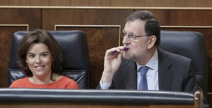 El presidente del Gobierno, Mariano Rajoy, junto a la vicepresidenta, Soraya S&aacute;enz de Santamar&iacute;a.