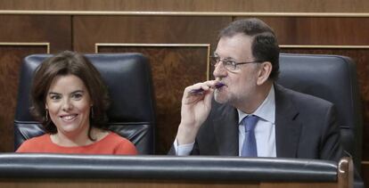 El presidente del Gobierno, Mariano Rajoy, junto a la vicepresidenta, Soraya Sáenz de Santamaría.
