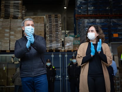 La alcaldesa de Barcelona, Ada Colau, y el primer teniente de alcalde de Barcelona, Jaume Collboni, con el material sanitario.