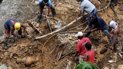 Labores de rescate en la localidad de Itogon para buscar supervivientes bajo el lodo tras el paso del tifón Mangkhut por Filipinas.