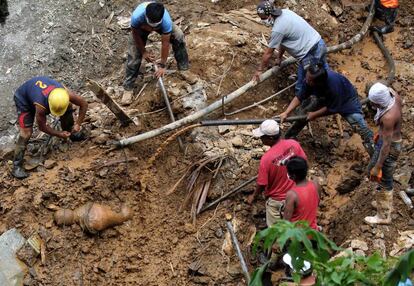 Labores de rescate en la localidad de Itogon para buscar supervivientes bajo el lodo tras el paso del tifón Mangkhut por Filipinas.