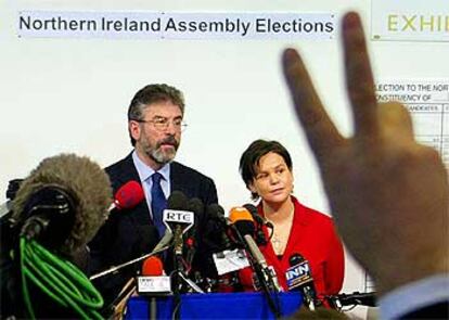 El lder del Sinn Fein, Gerry Adams, habla ante la prensa ayer en Belfast.