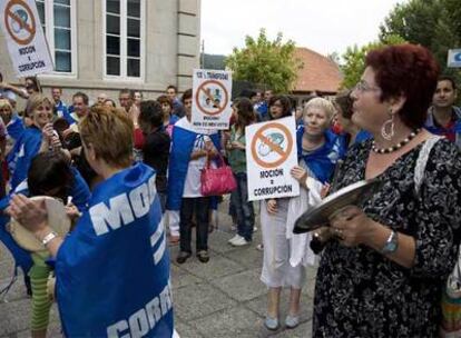 Un grupo de manifestantes ante el ayuntamiento, poco antes de comenzar la marcha de protesta de ayer.