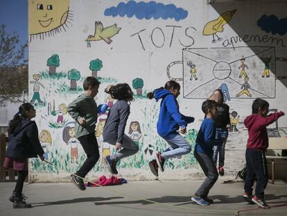 Nens en una escola de Manlleu.