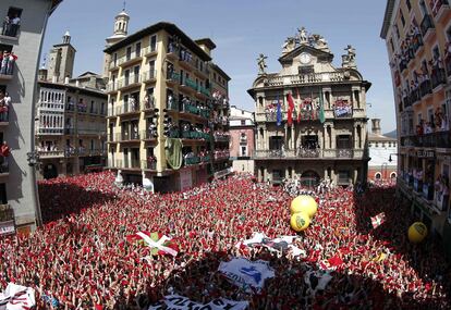 Miles de personas festejan con sus pañuelos alzados el inicio de los Sanfermines.