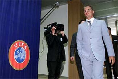 Frank de Boer, en Nyon (Suiza), tras conocer el fallo de la Comisión de Control y Disciplina de la UEFA.