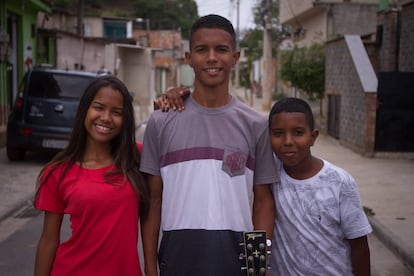 Laís, Alex and Pedro, the pitch perfect family.