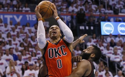 Westbrook se alza sobre Harden en un Thunder-Rockets.