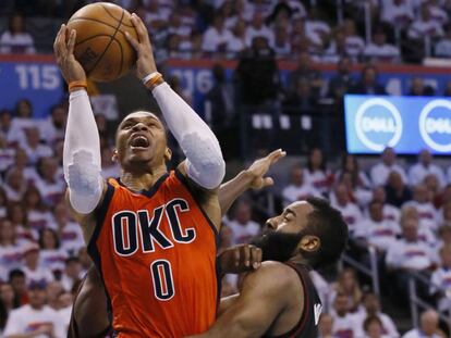 Westbrook se alza sobre Harden en un Thunder-Rockets.