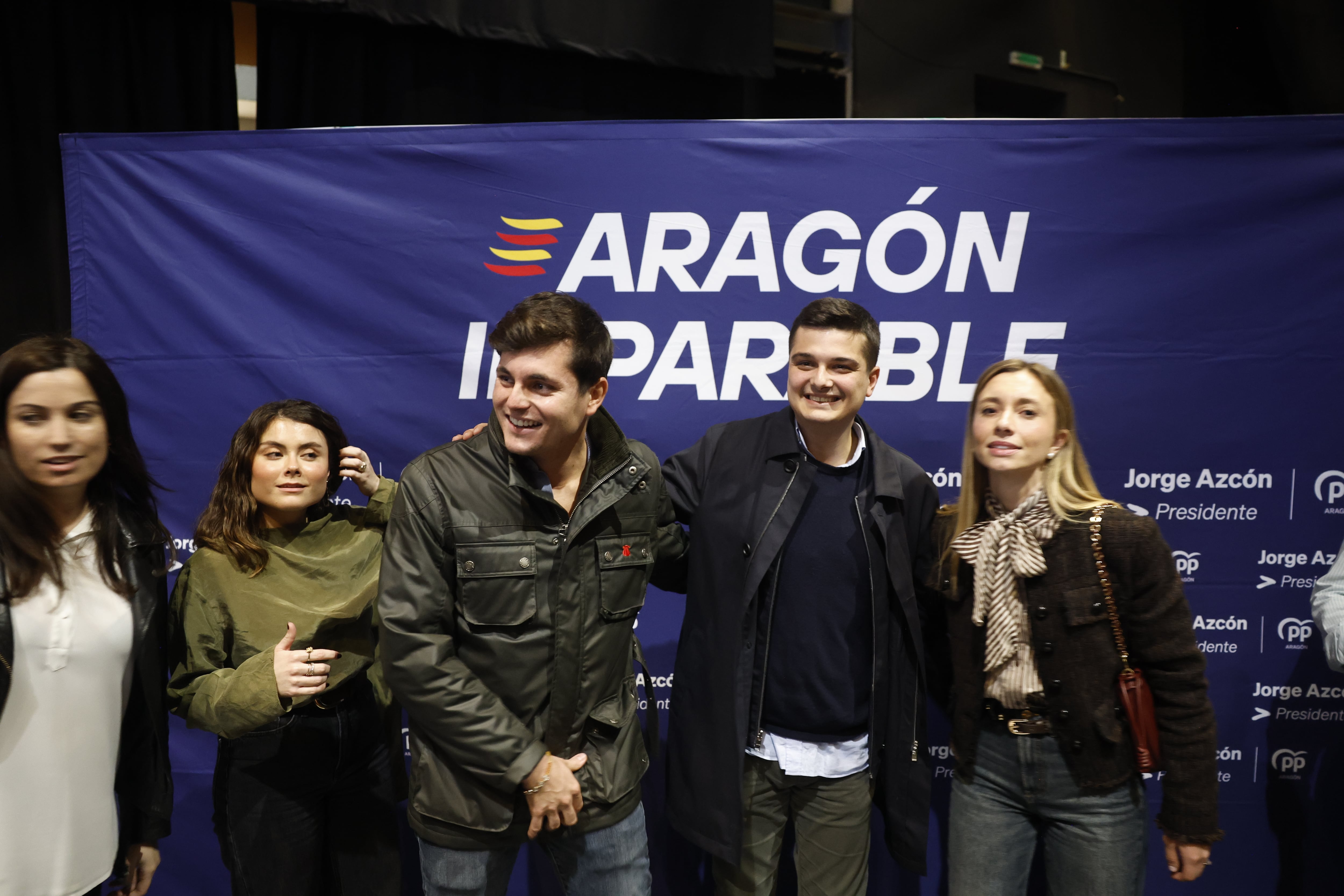Vito Quiles (tercero por la izquierda), en el acto de cierre de campaña del PP, este viernes en Zaragoza.